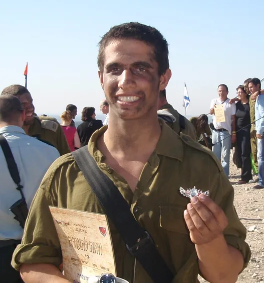 ישראל הייבלום בטקס סיום המסלול ביחידת יהל״ם בתל עזקה, 2008, מחזיק את סיכת היחידה